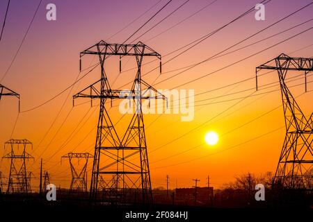 Elektrische Türme mit vielen Stromleitungen, Sunrise, Pennsylvania, USA Stockfoto