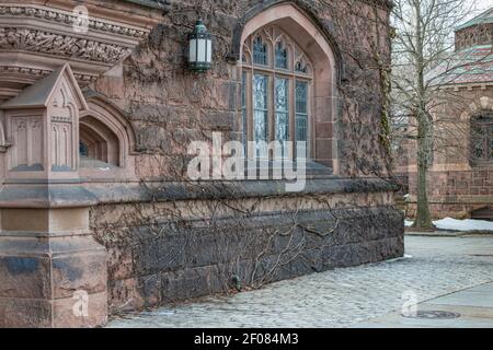 Außenecke des historischen alten Gebäudes auf dem Campus der Princeton University Stockfoto