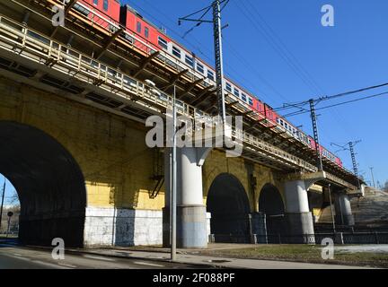 Moskau, Russland - März 10,2016. Andronicus Viadukt über den Fluss Yauza Stockfoto