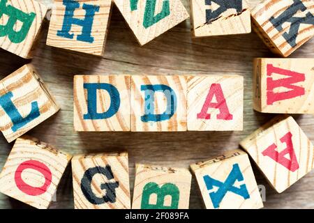 Buchstabenblock im Wort DDA (Abkürzung für Abschreibung, Abschreibung und Abschreibung oder Nachfragekonto) mit einem anderen auf Holzhintergrund Stockfoto