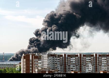 Schwarzer Rauch aus einem Großbrand in Moskau, Russland Stockfoto