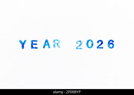 Blaue Farbtinte von Gummistempel im Wortjahr 2026 Auf weißem Papierhintergrund Stockfoto