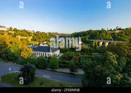 Sonnenaufgang herrlicher Blick auf den Grund bei Luxemburg Stockfoto