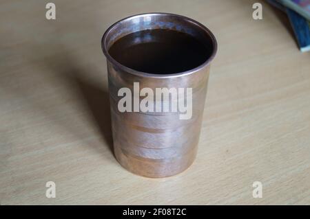 Kupferbecher auf dem Tisch Stockfoto