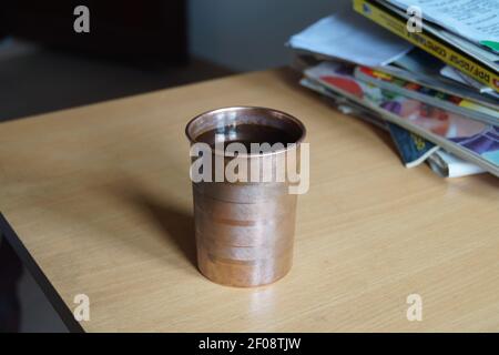 Kupferbecher auf dem Tisch Stockfoto