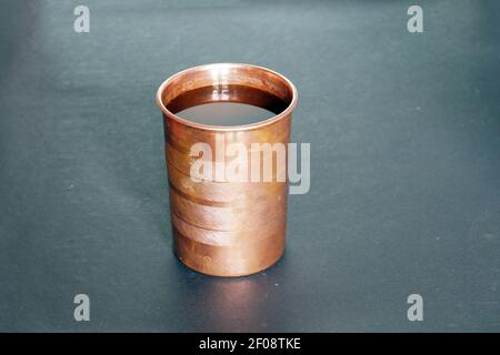 Kupferbecher auf dunklem Hintergrund Stockfoto