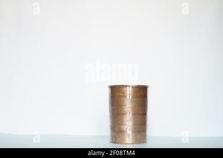 Kupferbecher auf weißem Hintergrund Stockfoto