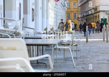 Wien, Österreich. März 2021, 6th. Am 6. März 2021 laufen die Menschen an einem geschlossenen Restaurant in Wien vorbei. Für das Jahr 2020 verzeichnete das österreichische BIP mit einem Minus von 6,6% den stärksten Rückgang seit 1945. Quelle: Georges Schneider/Xinhua/Alamy Live News Stockfoto