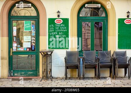 Wien. März 2021, 6th. Das Foto vom 6. März 2021 zeigt ein geschlossenes Restaurant in Wien, Österreich. Für das Jahr 2020 verzeichnete das österreichische BIP mit einem Minus von 6,6% den stärksten Rückgang seit 1945. Quelle: Georges Schneider/Xinhua/Alamy Live News Stockfoto