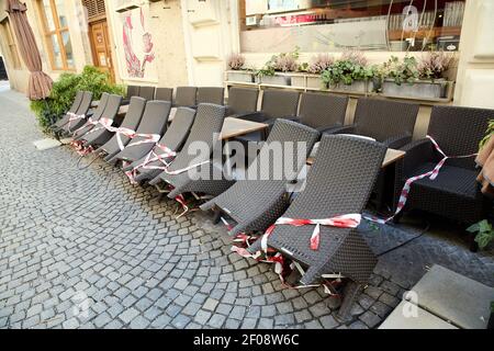 Wien. März 2021, 6th. Das Foto vom 6. März 2021 zeigt abgedichtete Tische und Stühle vor einem Restaurant in Wien, Österreich. Für das Jahr 2020 verzeichnete das österreichische BIP mit einem Minus von 6,6% den stärksten Rückgang seit 1945. Quelle: Georges Schneider/Xinhua/Alamy Live News Stockfoto