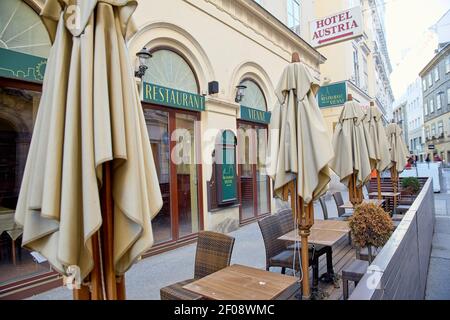 Wien. März 2021, 6th. Das Foto vom 6. März 2021 zeigt ein geschlossenes Restaurant in Wien, Österreich. Für das Jahr 2020 verzeichnete das österreichische BIP mit einem Minus von 6,6% den stärksten Rückgang seit 1945. Quelle: Georges Schneider/Xinhua/Alamy Live News Stockfoto