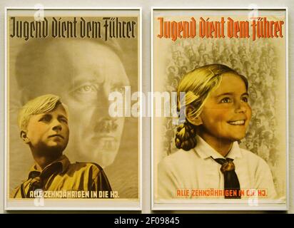 Nazi-Ära Plakate für die Hitler-Jugend-Bewegung mit der Text Jugend dient dem Führer Stockfoto