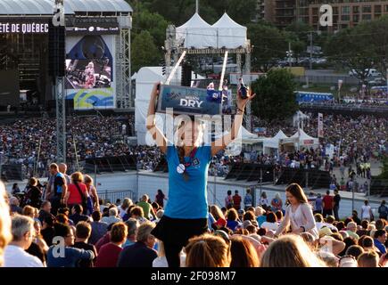 Eine junge Frau, die Bier in der Menge serviert Québec City Summer Festival (Festival D'Été de Quebec) Stockfoto