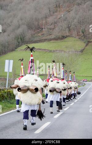 Zubieta, Navarra, Spanien - 28th Jan, 2020 : traditionelle Karnevalsmaskade Joadunak Stockfoto