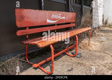 Verfallene rote Bank an der Hieizan Artificial Ski Slope, einem verlassenen Skigebiet in der Nähe des Berges Hiei in Kyoto, Japan Stockfoto