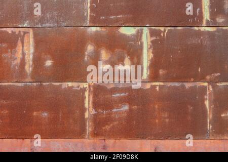 Rostige Stahlbeschichtung von Nisshin (Nippon) Steel auf der Mauer eines Bauernhauses in Hokkaido Japan Stockfoto