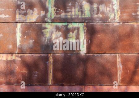 Rostige Stahlbeschichtung von Nisshin (Nippon) Steel auf der Mauer eines Bauernhauses in Hokkaido Japan Stockfoto