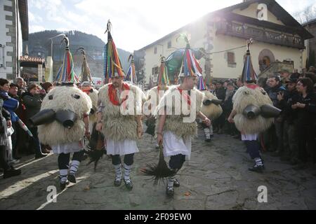 Zubieta, Navarra, Spanien - 28th Jan, 2020 : traditionelle Karnevalsmaskade Joadunak Stockfoto