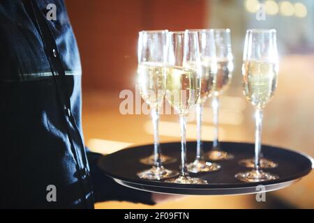 Kellner Champagner auf einem Tablett serviert Stockfoto