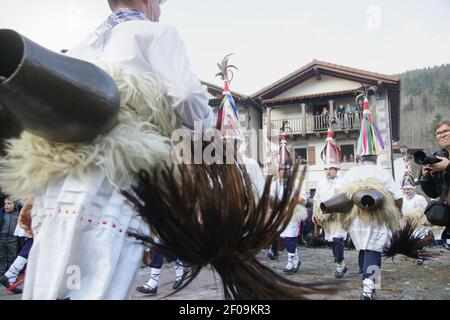 Zubieta, Navarra, Spanien - 28th Jan, 2020 : traditionelle Karnevalsmaskade Joadunak Stockfoto