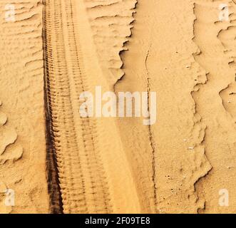 Oman Wüste Spur von einigen Autos im Sand und Richtungsstruktur Stockfoto