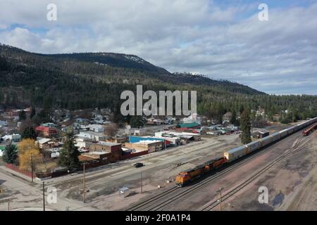 BNSF-Zug durch die kleine Stadt Troja. Lincoln County, Montana. (Foto von Randy Beacham) Stockfoto