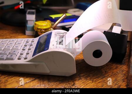 Nahaufnahme der Papierrolle auf einer Rechner-Maschine Stockfoto