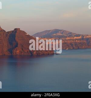 Meer Und trockener Busch Felsen allein in den Himmel santorini europa griechenland Stockfoto