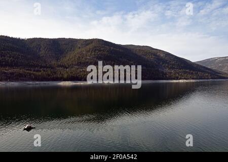 Fischerboot auf See Koocanusa. Lincoln County, nordwestlich von Montana. Stockfoto