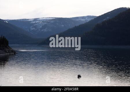 Fischerboot auf dem Koocanusa-See, einem Stausee stromaufwärts des Libby-Staudamms am Kootenai-Fluss. (Foto von Randy Beacham) Stockfoto