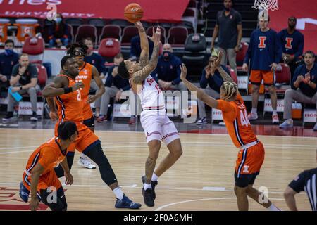 Columbus, Ohio, USA. März 2021, 6th. Ohio State Buckeyes Wache CJ Walker (13) schießt von der Gasse im Spiel zwischen den Illinois Fighting Illini und den Ohio State Buckeyes in der Value City Arena, Columbus, Ohio. Quelle: Scott Stuart/ZUMA Wire/Alamy Live News Stockfoto