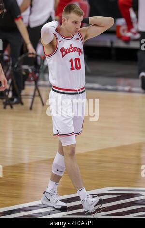 Columbus, Ohio, USA. März 2021, 6th. Ohio State Buckeyes Justin Ahrens (10) spielt vor dem Spiel zwischen den Illinois Fighting Illini und den Ohio State Buckeyes in der Value City Arena, Columbus, Ohio. Quelle: Scott Stuart/ZUMA Wire/Alamy Live News Stockfoto