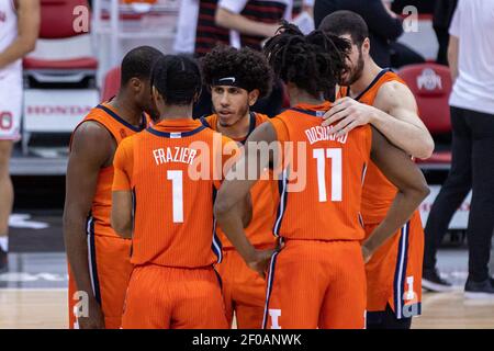 Columbus, Ohio, USA. März 2021, 6th. Illinois Fighting Illini Spieler huddle während einer Auszeit im Spiel zwischen dem Illinois Fighting Illini und den Ohio State Buckeyes in der Value City Arena, Columbus, Ohio. Quelle: Scott Stuart/ZUMA Wire/Alamy Live News Stockfoto