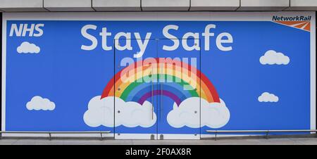 London, Großbritannien. März 2021, 02nd. NHS Slogan Stay Safe Seen in London Bridge Bahnhof. Kredit: SOPA Images Limited/Alamy Live Nachrichten Stockfoto