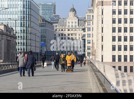 London, Großbritannien. März 2021, 02nd. Menschen, die entlang der London Bridge spazieren. Die Straßen Londons sind immer noch recht leer. Kredit: SOPA Images Limited/Alamy Live Nachrichten Stockfoto