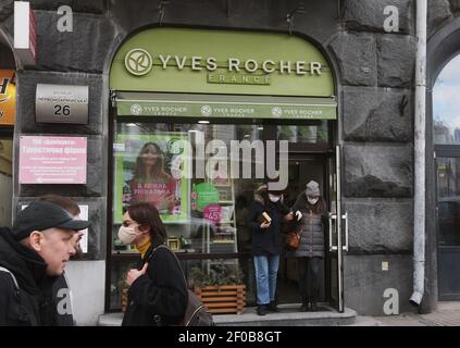 Kiew, Ukraine. März 2021, 06th. Die Menschen laufen am Yves Rocher-Laden in Kiew, Ukraine, vorbei. Kredit: SOPA Images Limited/Alamy Live Nachrichten Stockfoto