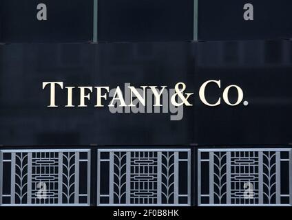 Kiew, Ukraine. März 2021, 06th. Das Logo von Tiffany & Co. Des US-amerikanischen Luxusschmucks- und Spezialitätenhändlers ist über dem Eingang zum Markengeschäft des Unternehmens in Kiew, Ukraine, zu sehen. Kredit: SOPA Images Limited/Alamy Live Nachrichten Stockfoto