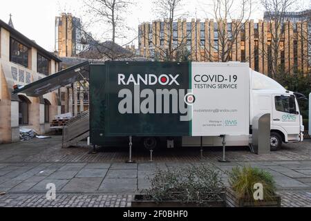 London, Großbritannien. Februar 2021, 26th. Randox Mobile COVID-19 Testing Laboratory Vehicle im Zentrum von London gesehen.Randox Gesundheitsdienst kann bis zu 1000 Proben pro Fahrzeug, pro Tag zur Verfügung stellen. Quelle: Petra Figueroa/SOPA Images/ZUMA Wire/Alamy Live News Stockfoto