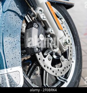 Neue glänzende Bremsscheiben auf dem Motorrad Stockfoto