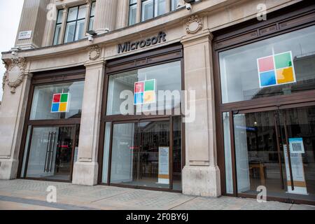 London, Großbritannien. März 2021, 06th. Microsoft Flagship Store in der Oxford Street ist im Bild geschlossen. Kredit: SOPA Images Limited/Alamy Live Nachrichten Stockfoto