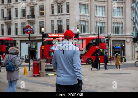 London, Großbritannien. März 2021, 06th. Die Leute sahen auf der Oxford Street spazieren gehen. Kredit: SOPA Images Limited/Alamy Live Nachrichten Stockfoto