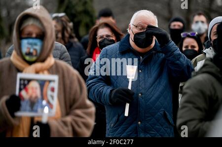 Wilkes Barre, Usa. März 2021, 06th. Ein Mann mit brennender Kerze während der Veranstaltung. Außerhalb des Amtsgerichts Luzerne wurde im Rahmen des Projekts Gelbes Herz eine Gedenkfeier und Mahnwache für die Opfer von Covid19 abgehalten. Ein leerer Stuhl wurde aufgestellt, um jedes der in der Gemeinschaft verlorenen Leben darzustellen. Kredit: SOPA Images Limited/Alamy Live Nachrichten Stockfoto