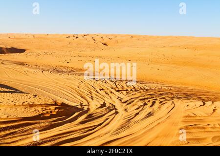 Oman Wüste Spur von einigen Autos im Sand und Richtungsstruktur Stockfoto