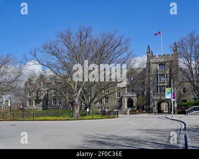 Hamilton, Ontario, Kanada - 5. Mai 2019: Der Campus der McMaster University, mit einem traditionellen gotischen Steingebäude Stockfoto