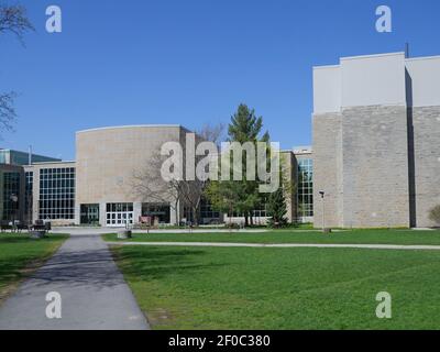 Hamilton, Ontario, Kanada - 5. Mai 2019: Der Campus der McMaster University mit dem modernen Ingenieurgebäude. Stockfoto