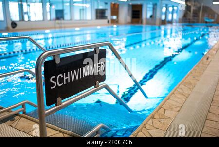 Schneverdingen, Deutschland. März 2021, 06th. Ein Schild mit der Aufschrift "Schwimmer" steht am Rande des Schwimmbads im Hallenbad Heidjers wohl. In der Corona-Sperre sind die Hallenbäder eigentlich geschlossen. In der Lüneburger Heide hat jedoch ein Betreiber eine Lösung gefunden, die es den Gästen ohnehin erlaubt zu schwimmen. Quelle: Philipp Schulze/dpa/Alamy Live News Stockfoto