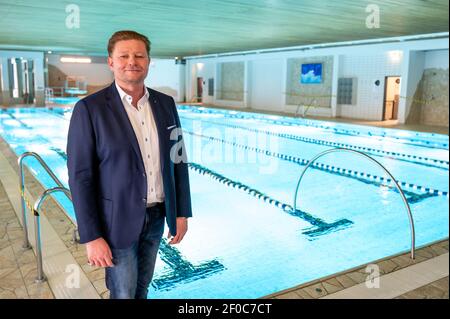 Schneverdingen, Deutschland. März 2021, 06th. Lars Weber, Geschäftsführer der Stadtwerke Schneverdingen-Neukirchen GmbH, steht im Hallenbad Heidjers wohl. In der Corona-Sperre sind die Hallenbäder eigentlich geschlossen. In der Lüneburger Heide hat jedoch ein Betreiber eine Lösung gefunden, wie Gäste noch baden können. Quelle: Philipp Schulze/dpa/Alamy Live News Stockfoto