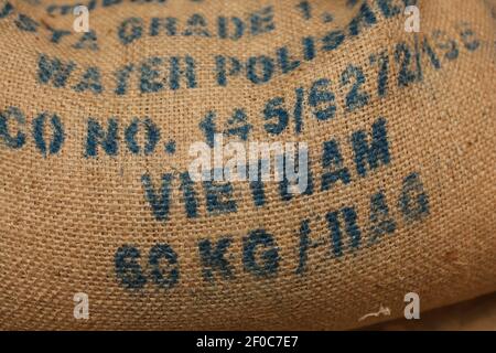 03. März 2021, Sachsen-Anhalt, Aschersleben: Im Lager der Kaffeerösterei steht eine Tüte mit dem Aufdruck "Vietnam". Die Rösterei Kaffeemänner in Aschersleben produziert individuelle Kaffeemischungen. Die beiden Besitzer experimentieren ausschließlich mit Rohstoffen aus fairem Handel. Die Kaffeebohnen kommen aus Indien, Südamerika, Afrika und auch aus Vietnam. Vietnam ist der zweitgrößte Kaffeeexporteur der Welt, eine Tatsache, die auch die ehemalige DDR als Partnerland genutzt hat. Versorgungsengpässe zwangen die DDR, Kaffee aus Vietnam durch Tauschgeschäfte Ende 1970s zu importieren. Der Kaffee Stockfoto