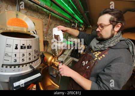 03. März 2021, Sachsen-Anhalt, Aschersleben: Miteigentümer Dominik Rider kreiert eine neue Kaffeemischung mit Kaffeebohnen. Die Rösterei Kaffeemänner in Aschersleben produziert individuelle Kaffeemischungen. Die beiden Besitzer experimentieren ausschließlich mit Rohstoffen aus fairem Handel. Die Kaffeebohnen kommen aus Indien, Südamerika, Afrika und auch aus Vietnam. Vietnam ist der zweitgrößte Kaffeeexporteur der Welt, eine Tatsache, die auch die ehemalige DDR als Partnerland genutzt hat. Versorgungsengpässe zwangen die DDR, Kaffee aus Vietnam durch Tauschgeschäfte Ende 1970s zu importieren. Die Kaffees zur Verfügung Stockfoto