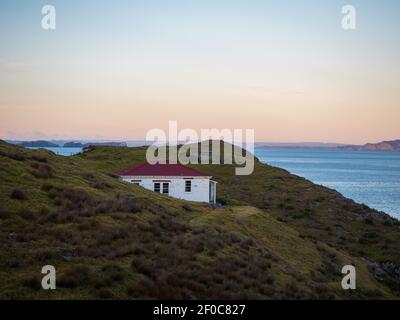 Cape Brett Lighthouse und Cape Brett Hut in Rawhiti New Seeland Stockfoto